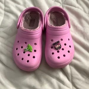 crocs fuzzy size 6 comes with the jibbitz
